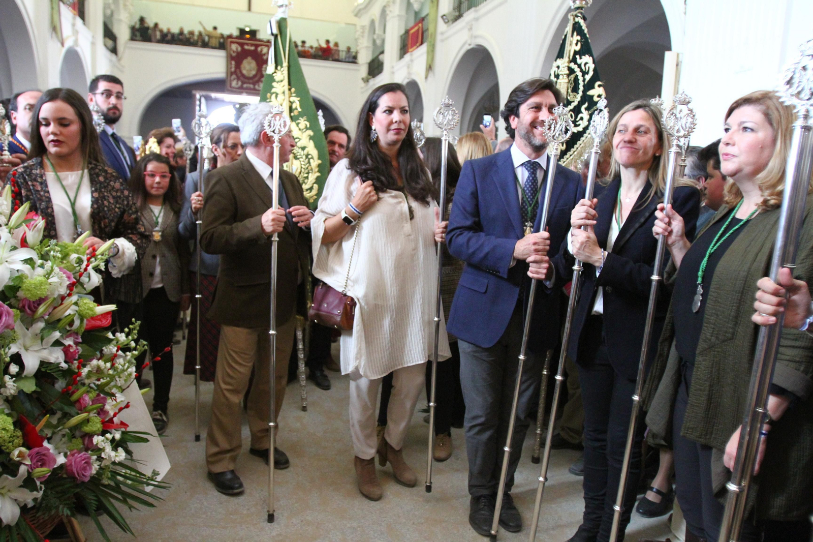 La Hermandad de Huelva se presenta ante la Virgen del Rocío en su peregrinación a la aldea almonteña