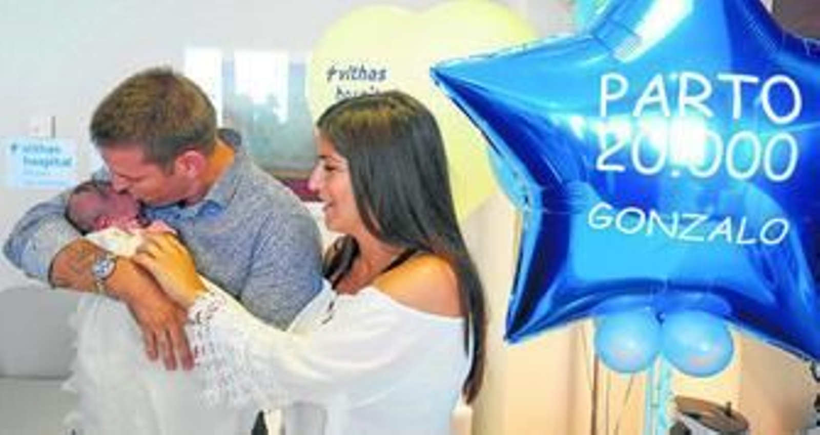 Carmen Donoso y Mario Castillo, con su hijo Gonzalo en el Hospital Vhitas Parque San Antonio.
