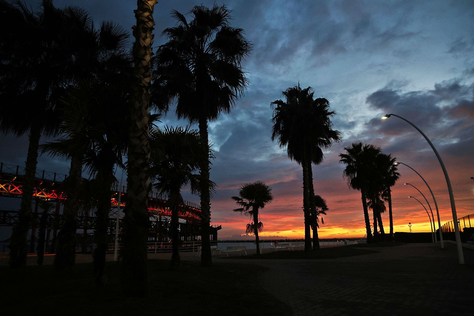 El impresionante atardecer en el muelle de la compañía Riotinto