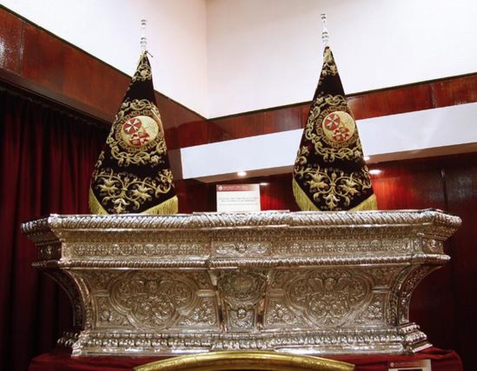 Los visitantes aprecian los objetos de la exposición "Tan lejos y tan cerca", de la Hermandad de la Amargura.

Foto: Belen Vargas