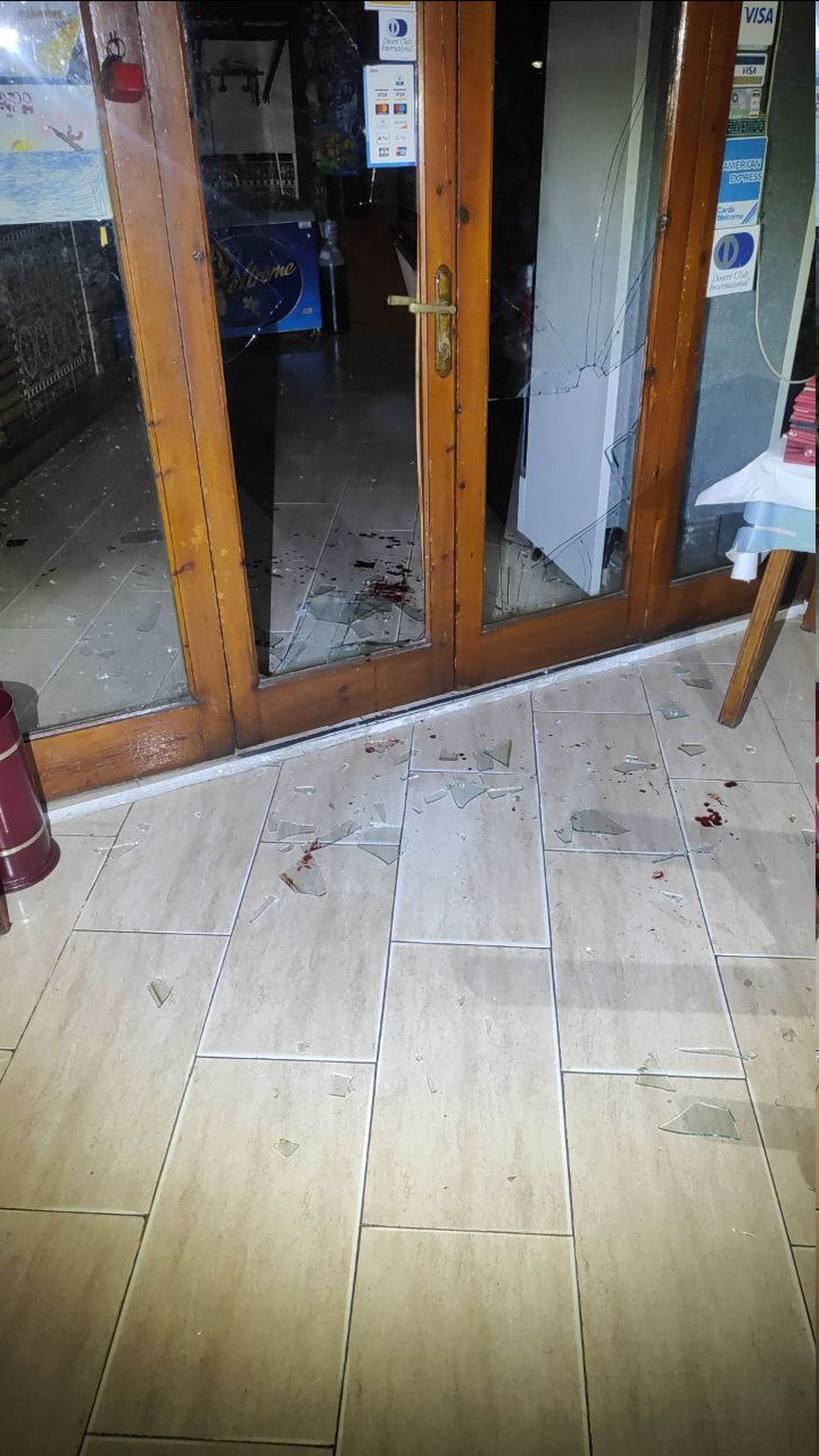 Así quedó la puerta tras la huida