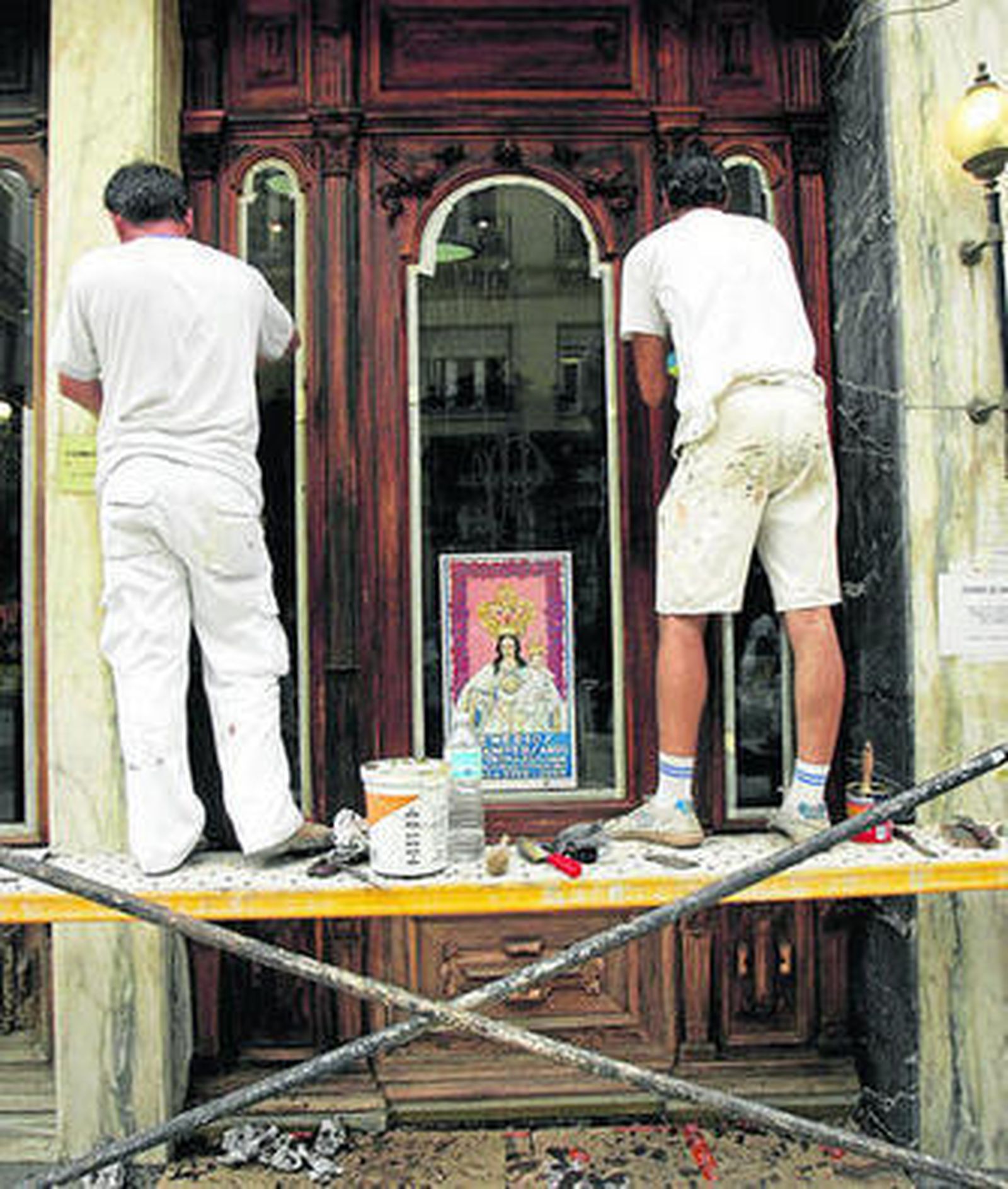 Entre los perfiles se requieren a casi una decena de pintores.