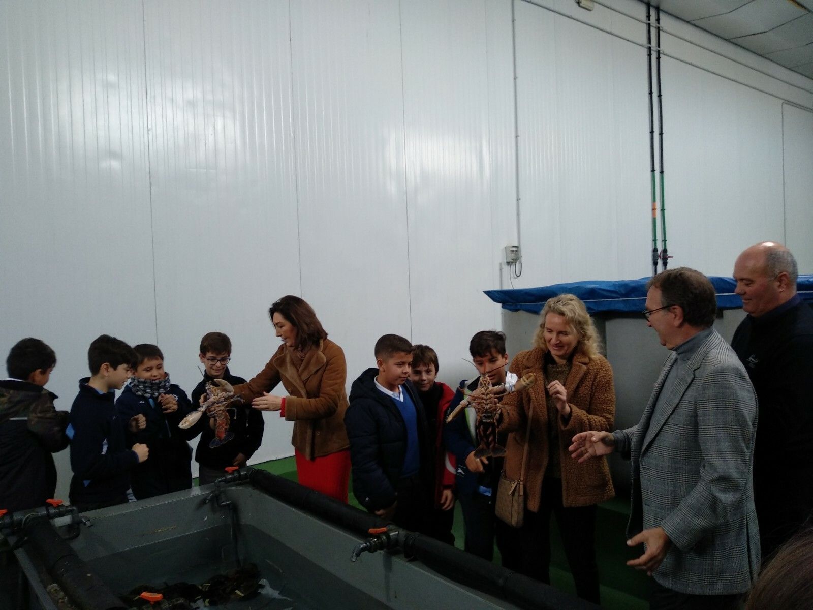 Los escolares conocen el proceso de la comercialización del marisco de la mano de Romerijo