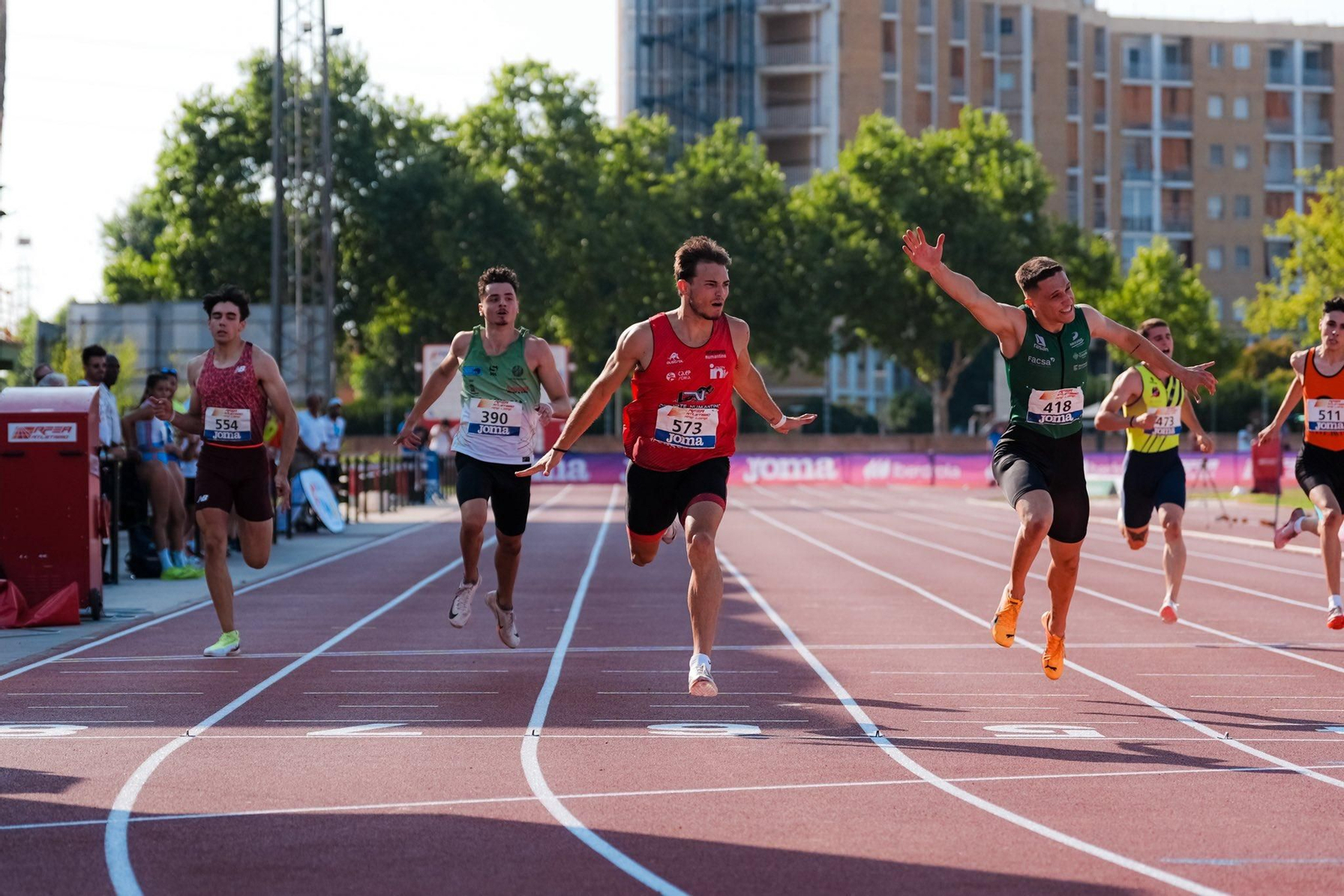 Llegada a línea de meta durante la final de la pruebaa de los 200 metros lisos en la que el almeriense terminó en segunda posición.