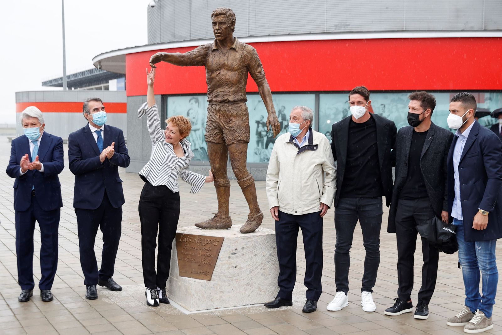 La estatua dedicada a Luis Aragonés.