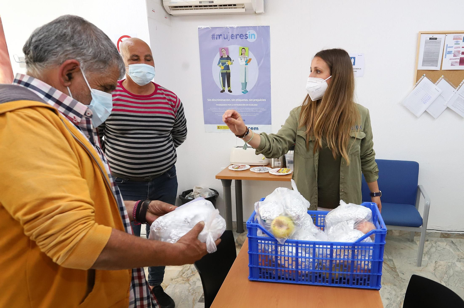 Reparto de alimentos en Accem Huelva. Reparto de alimentos en Accem Huelva.