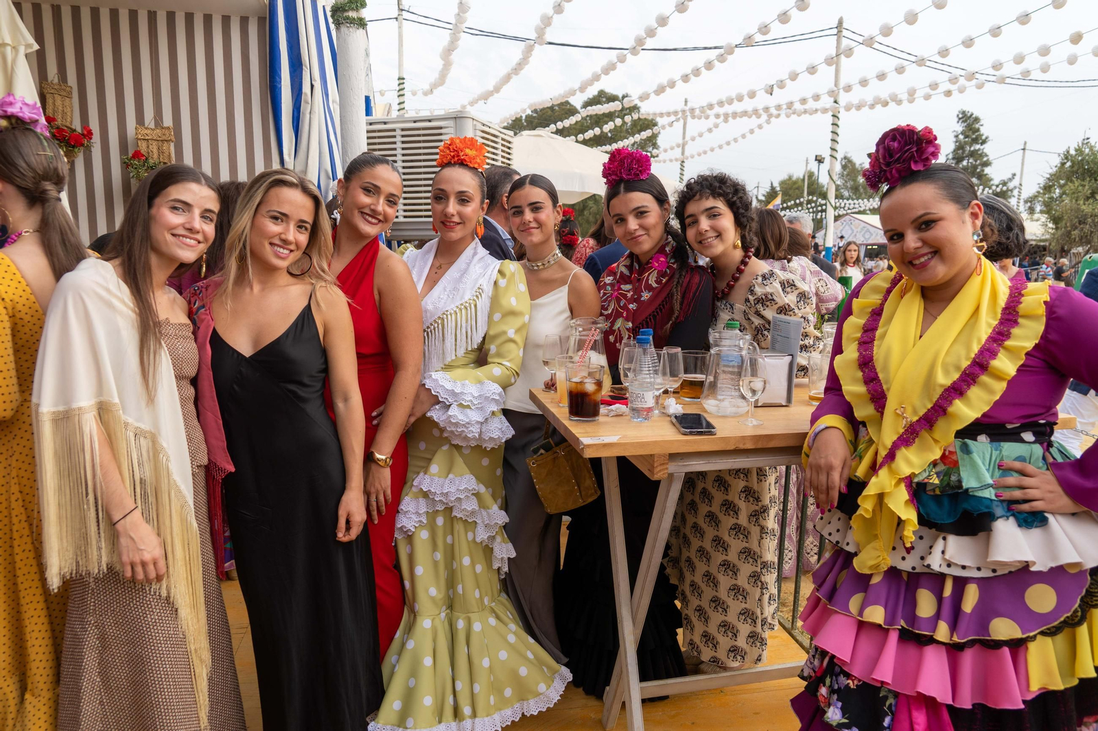 Imágenes del ambiente del ambiente de la tarde del domingo en la Feria de Otoño y del Caballo 2025 de Huelva