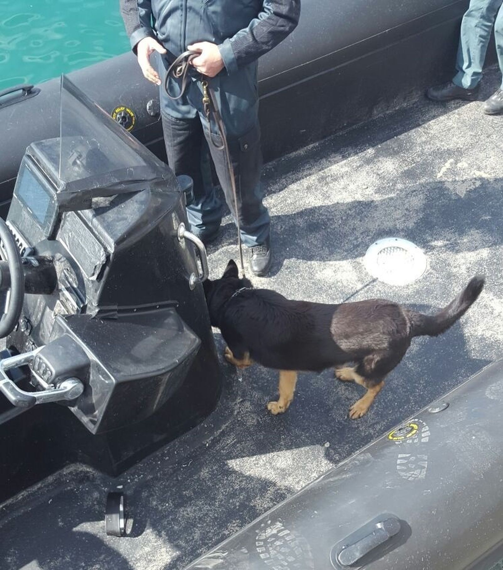 Un agente de la Guardia Civil es ayudado por un perro en una operación contra el narcotráfico anterior.