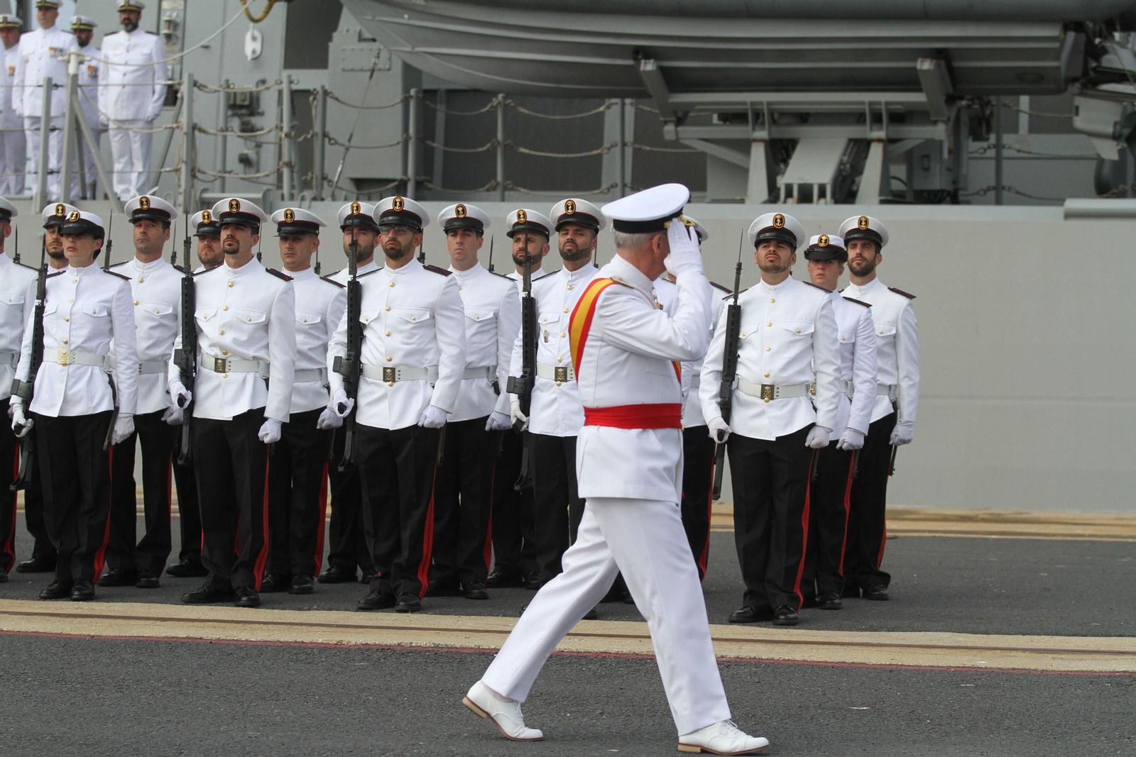 Entrega de la bandera de combate a la fragata Cristobal Colón