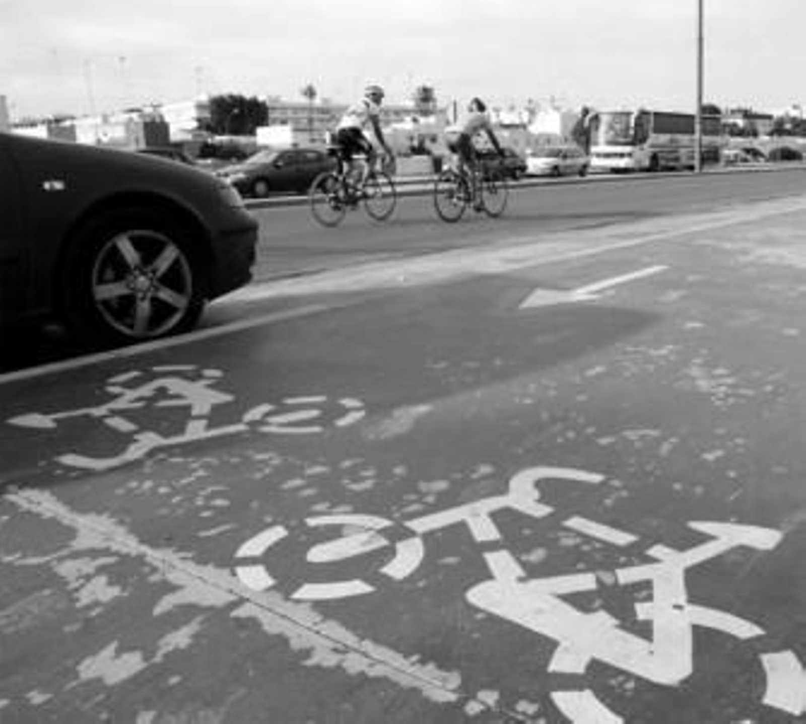 Ciclistas, por la Ronda del Estero, donde actualmente hay un carril bici pero en mal estado.
