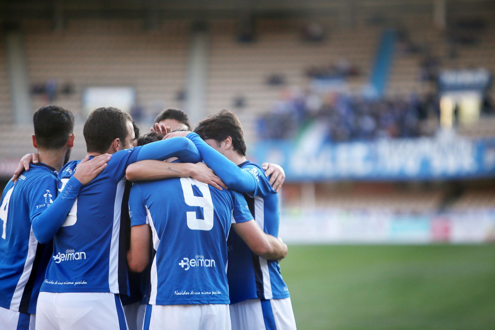 El ariete Javi Tamayo es felicitado por sus compañeros tras anotar el cuarto gol de la tarde, el segundo en su cuenta particular.