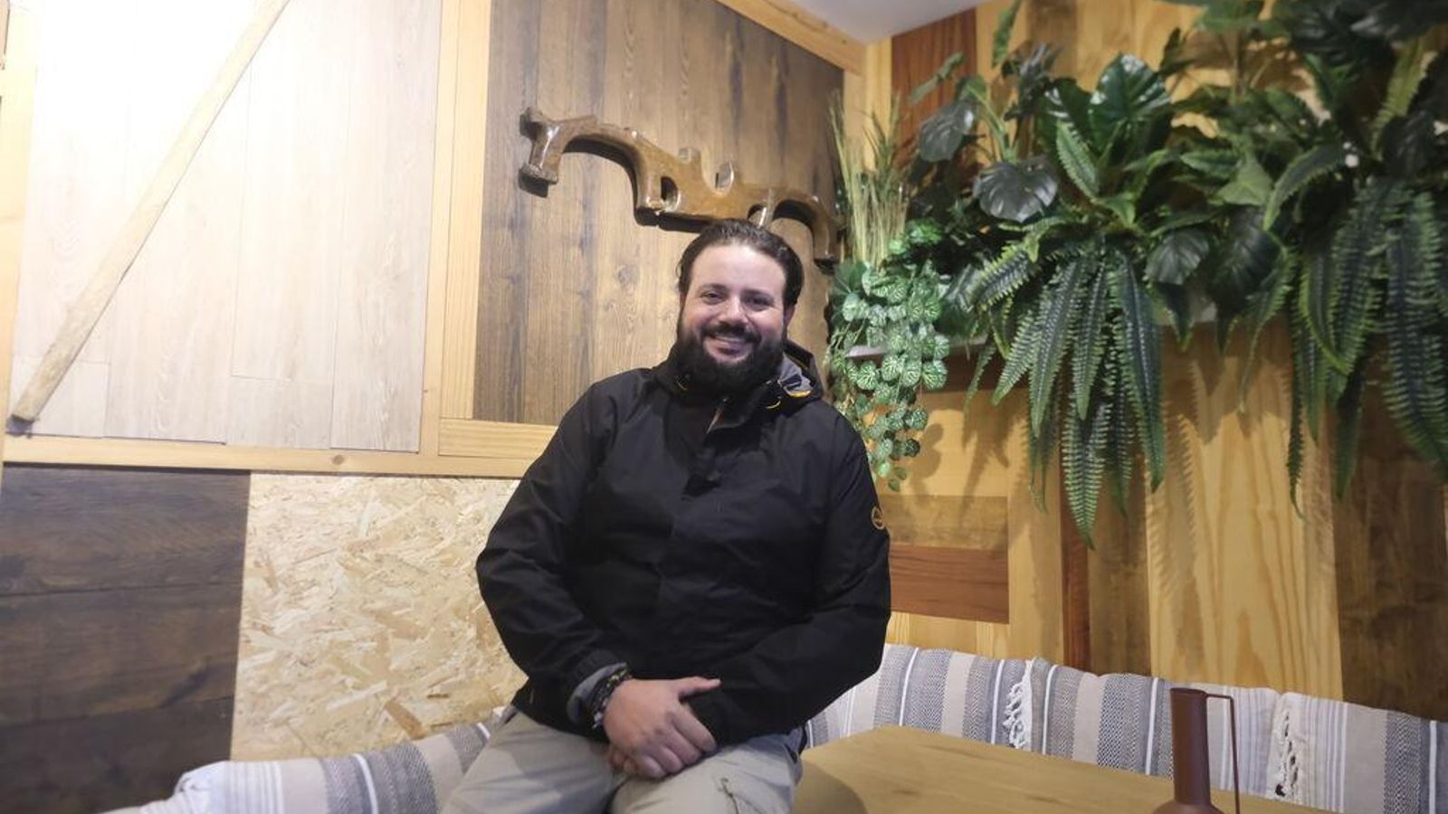 Toda la decoración de Raza y Dehesa es obra del propio Jesús Barranco y su equipo más próximo Toda la decoración de Raza y Dehesa es obra del propio Jesús Barranco y su equipo más próximo