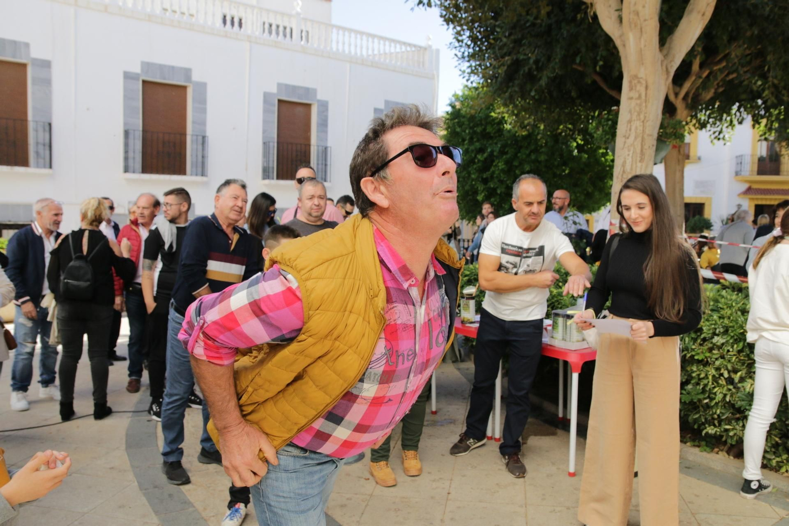 Las imágenes del concurso de lanzamiento de hueso de aceituna de Canjáyar