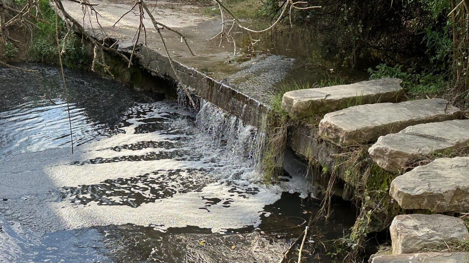 El vertido de aguas contaminantes en el río Pícaro. El vertido de aguas contaminantes en el río Pícaro.