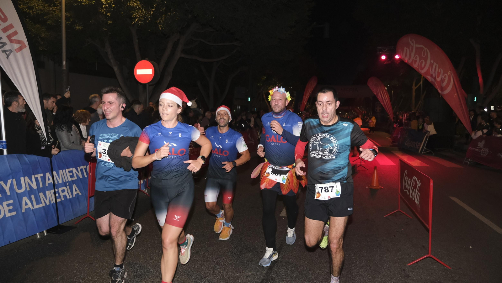 Imágenes de la XIV edición de la San Silvestre de Almería