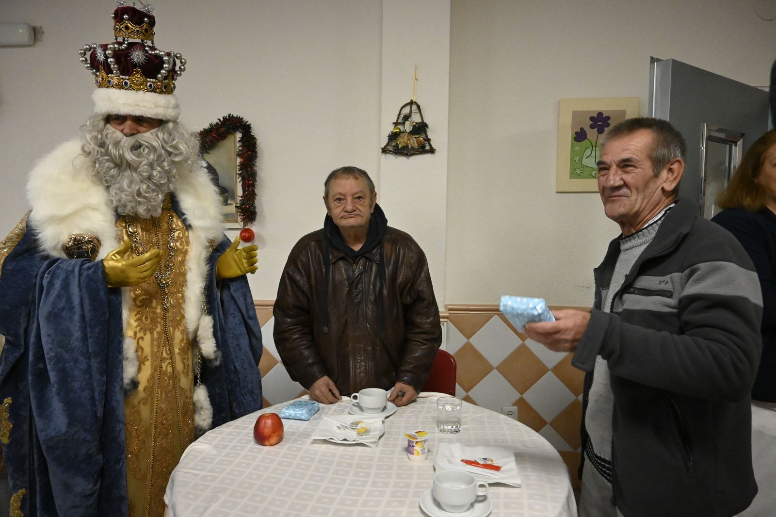 Visita de los Reyes Magos a los ancianos de los asilos de Huelva, en imágenes