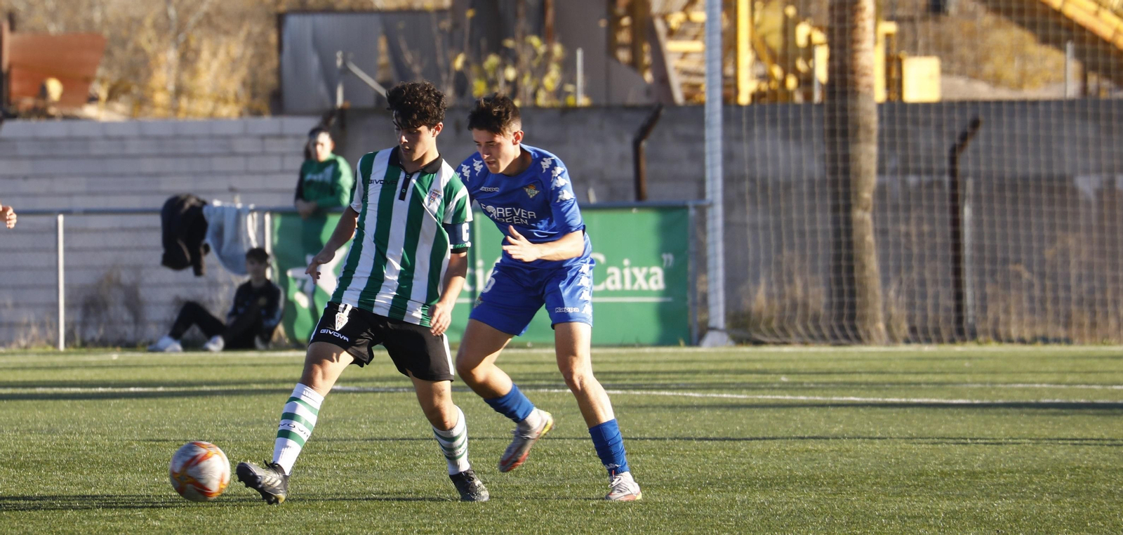 Francis es presionado por un jugador del Betis.