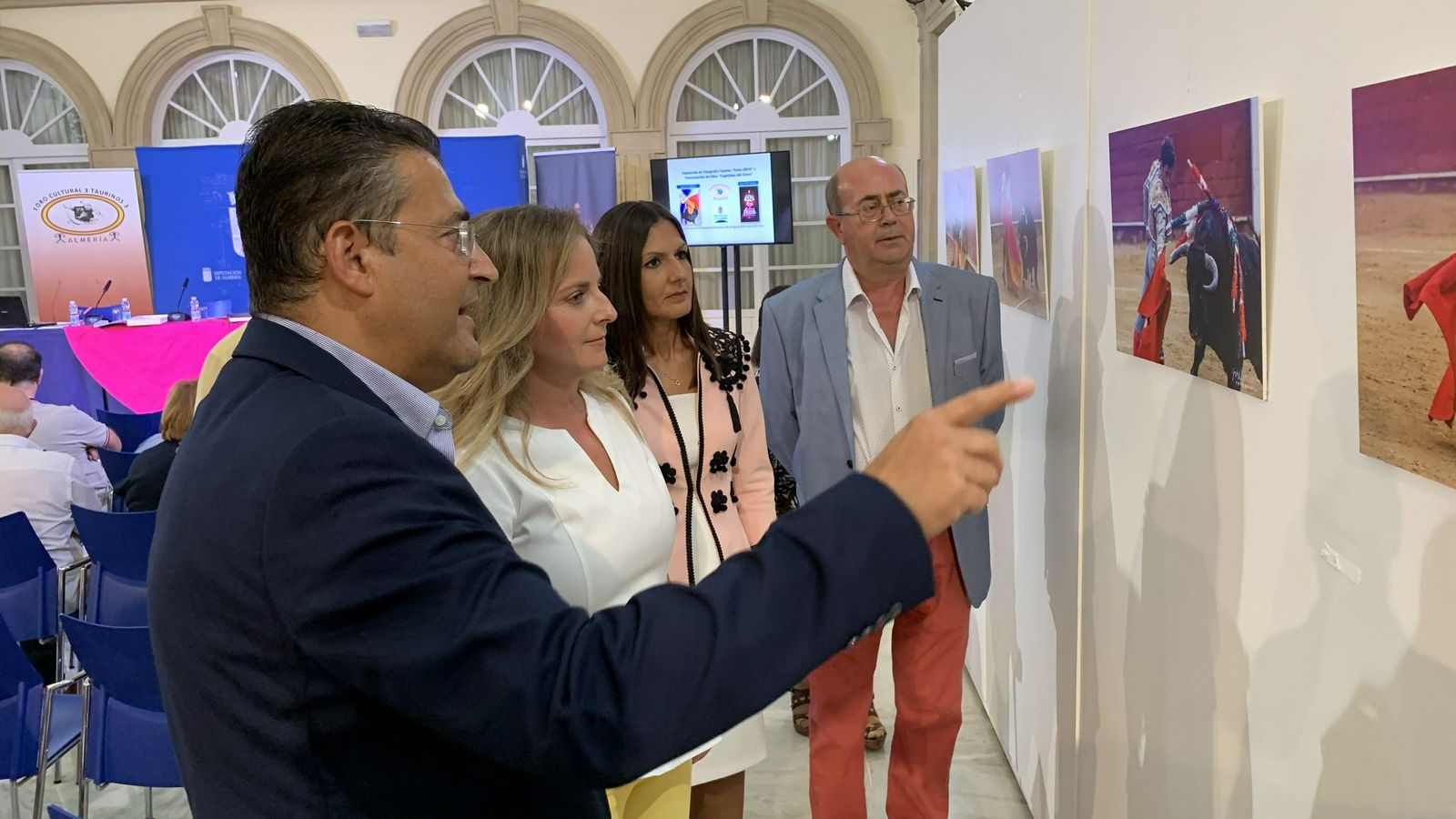 El fotógrafo, Molina Lázaro, muestra su exposición.