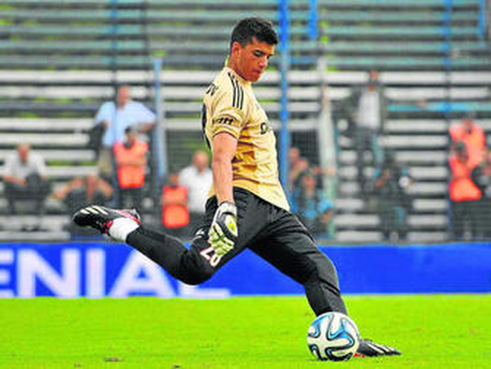 Rulli se dispone a sacar de puerta en un encuentro con Estudiantes.