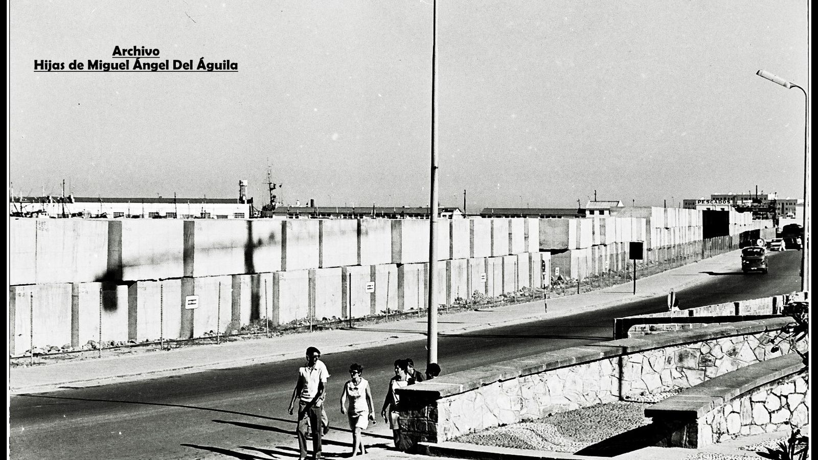 Los bloques de hormigón con los que se realizó la ampliación occidental de la antigua dársena de Villanueva.