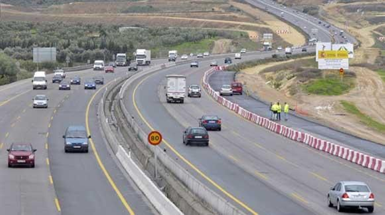 La A-49 estrena el tercer carril en otros dos kilómetros