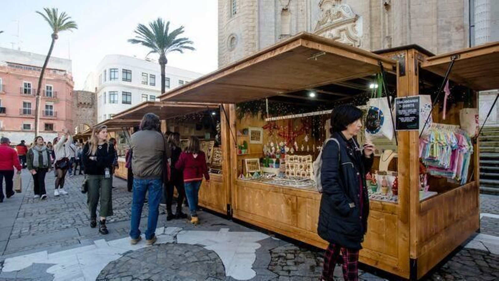 El mercadillo ya ha abierto en la Catedral.