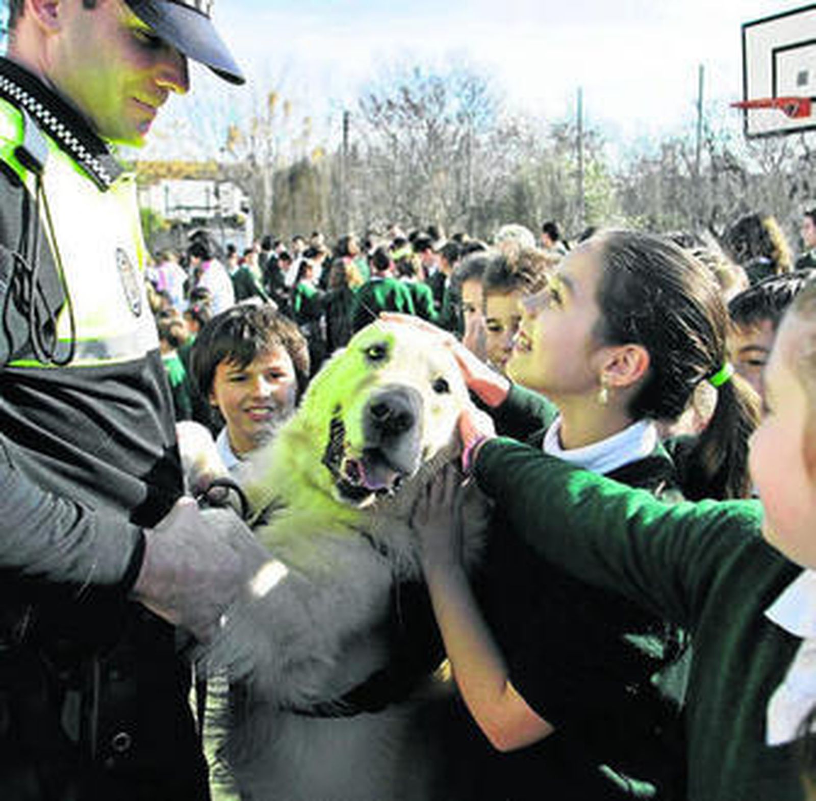 Imagen de archivo de una actividad con niños en la que participa la unidad canina de la Policía Local.