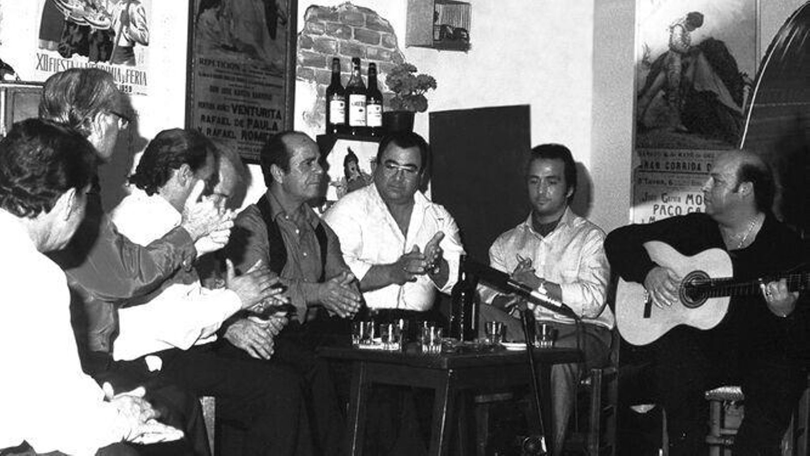 Paco El Gasolina, grabando ‘Flamenco en los tabancos de Jerez' junto a, entre otros, su hijo. Paco El Gasolina, grabando ‘Flamenco en los tabancos de Jerez' junto a, entre otros, su hijo.