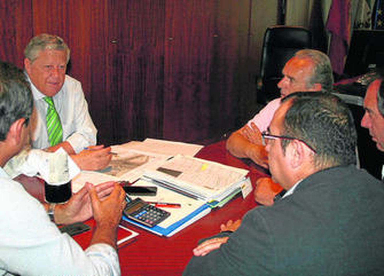 Encuentro de Marín con miembros de Asociación de Empresarios.