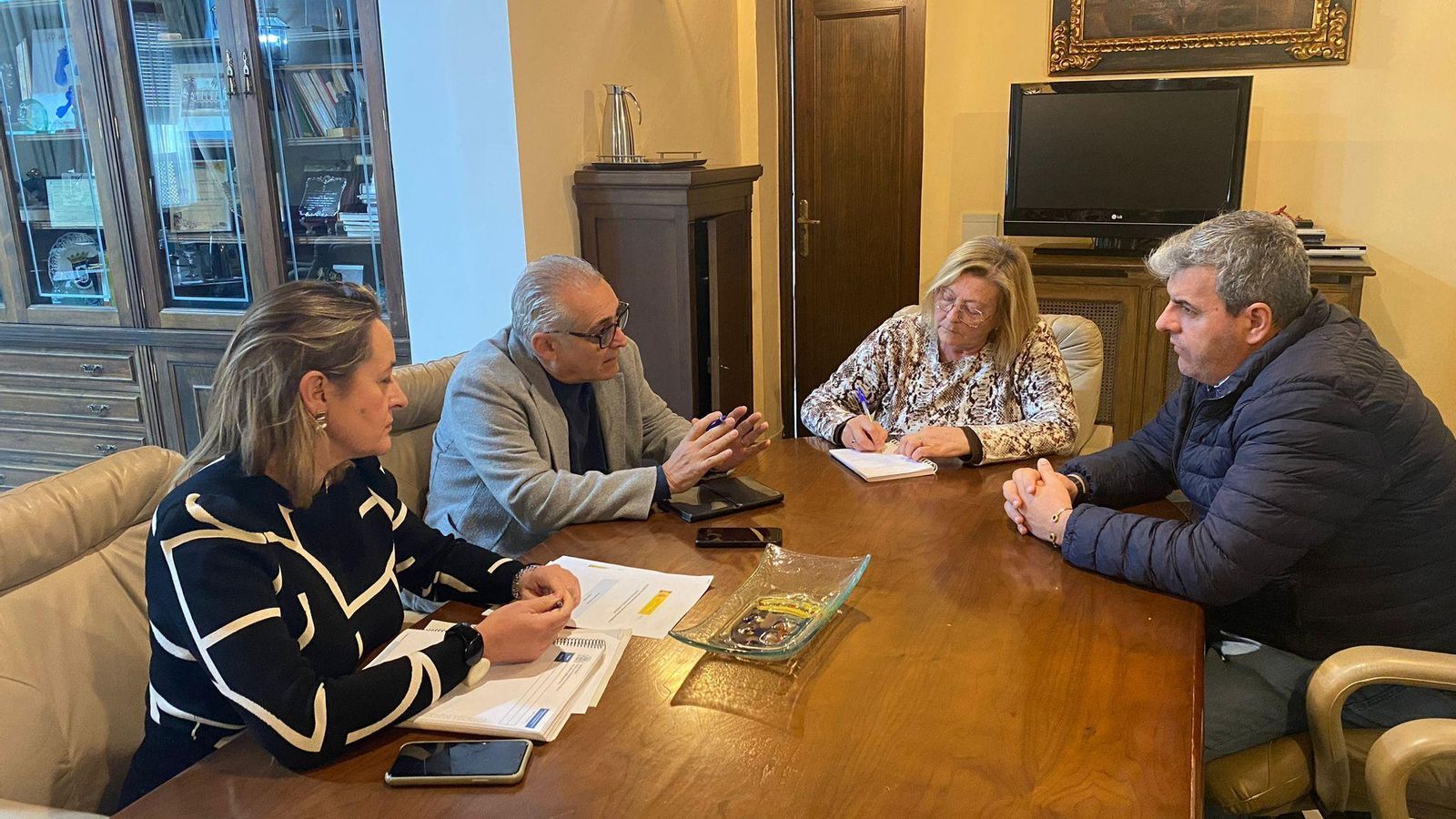 Reunión para tratar los sondeos.