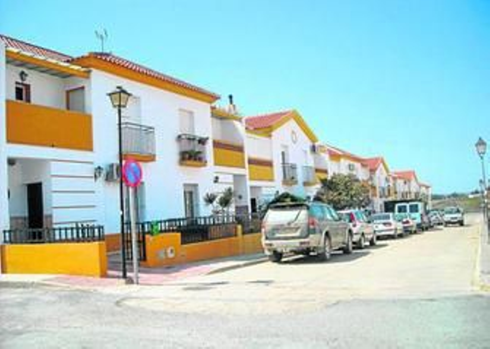 Una de las calles de la urbanización que sufrió la visita de los ladrones.