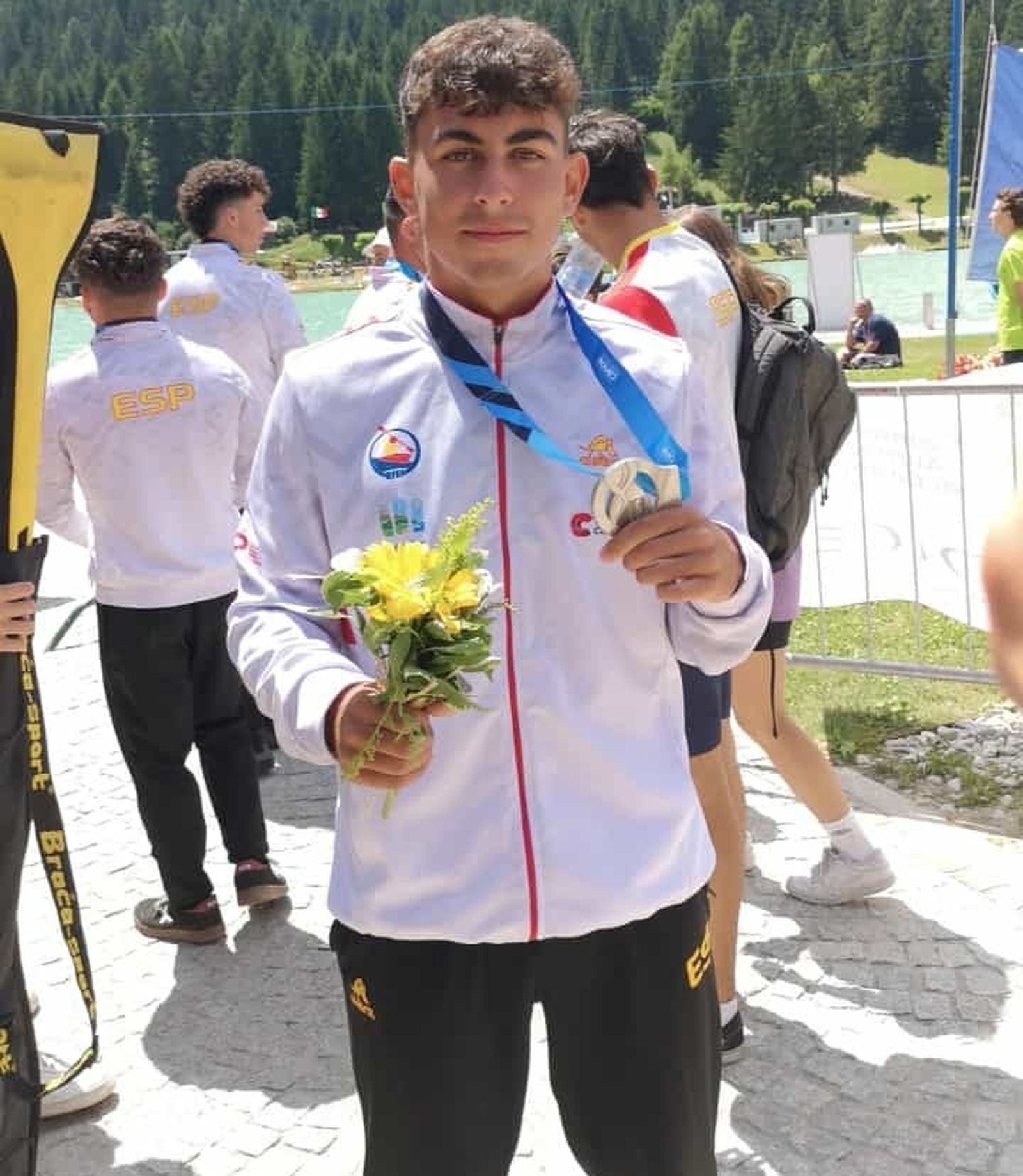 Juan Ruiz, palista del Náutico Sevilla,con su medalla de plata.