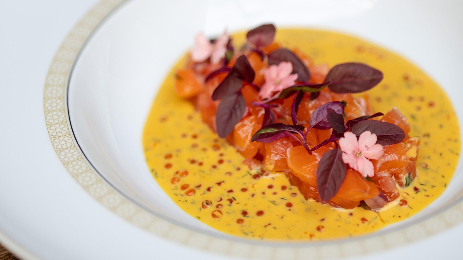 Entre sus propuestas destacan el salmón al horno con gravlax de naranja o el solomillo de vaca de Sierra Nevada con patata trufada