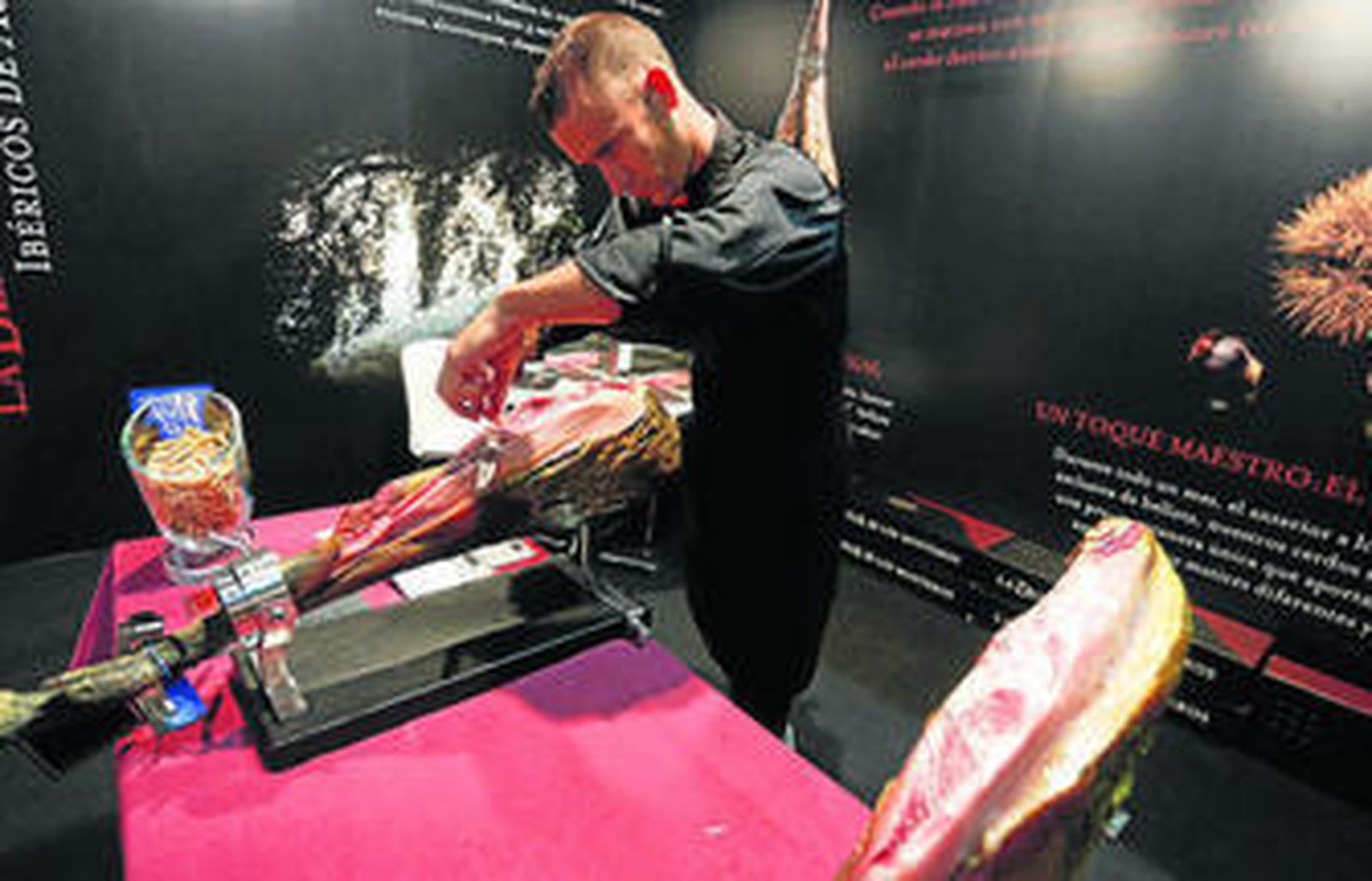 Demostración de corte de jamón en uno de los expositores.
