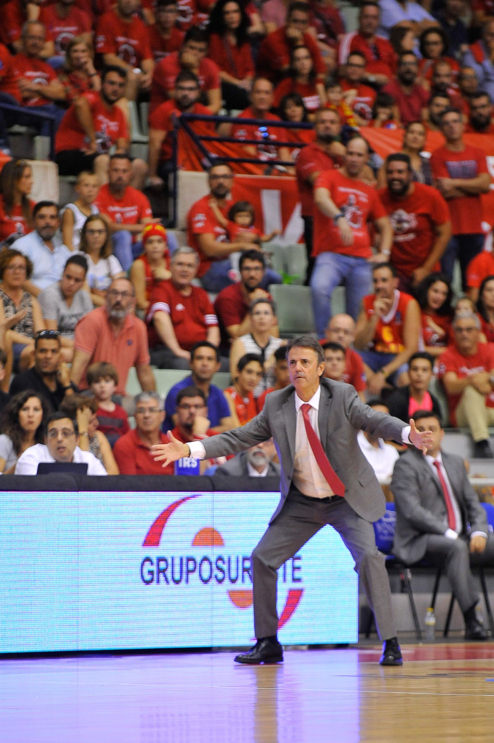 Fisac da instrucciones a sus jugadores.