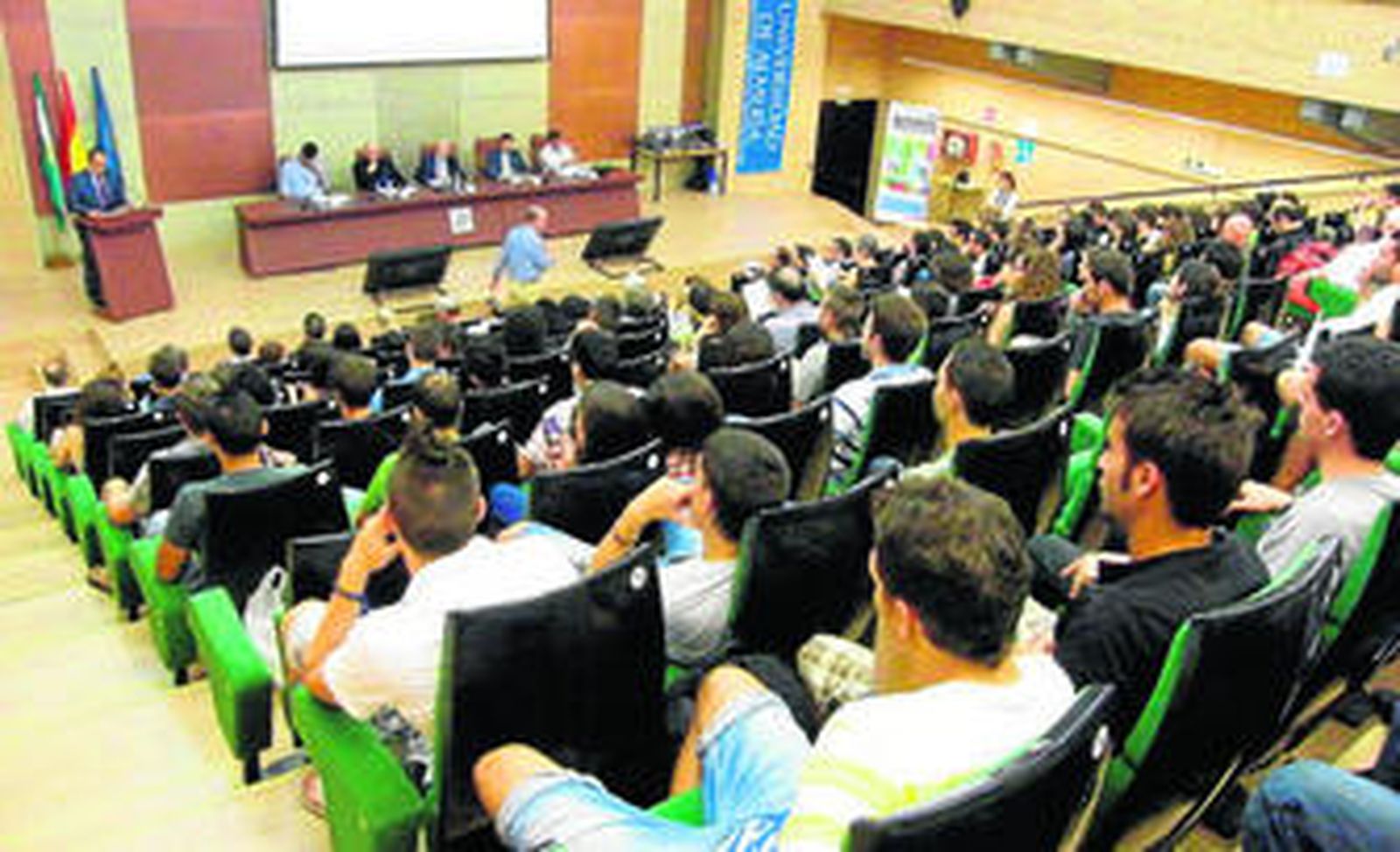 Gran ambiente en el Auditorio de la Universidad de Almería para la ceremonia de clausura de la temporada.