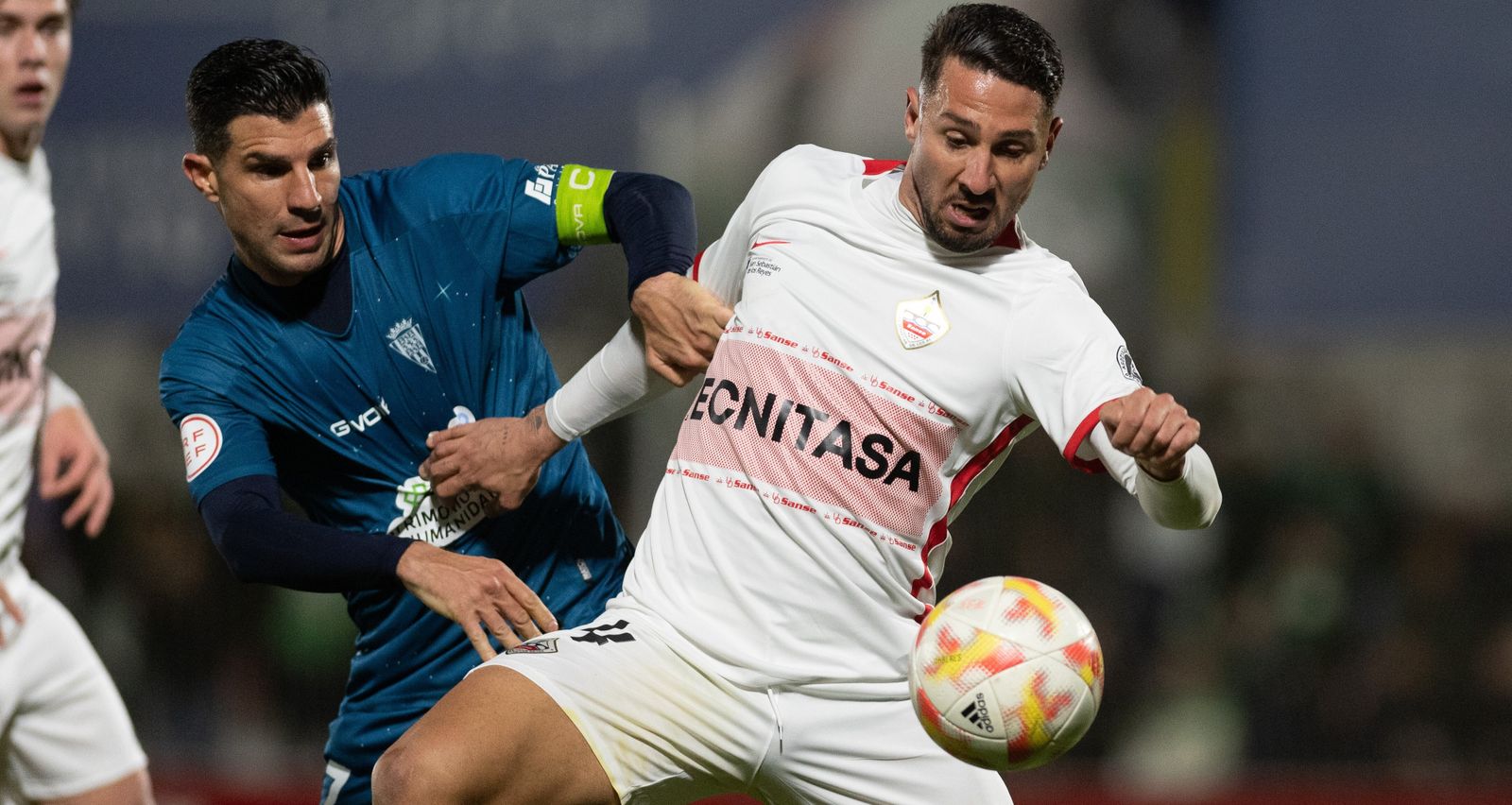 Willy Ledesma intenta ganar el balón en el partido del Córdoba CF ante el Sanse.