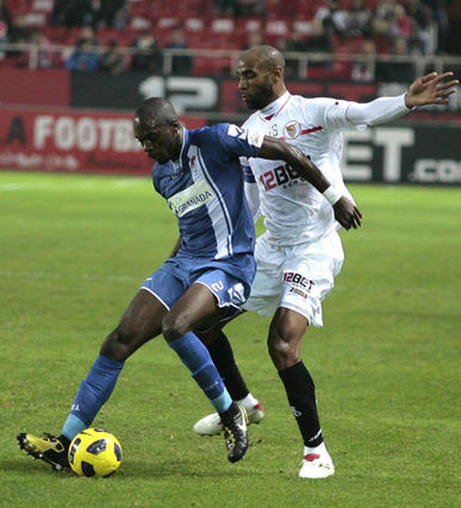 El Sevilla empata (1-1) frente a un digno Granada, que se llevó el III Trofeo Antonio Puerta en los penaltis ante un escaso público.

Foto: Juan Carlos Muñoz