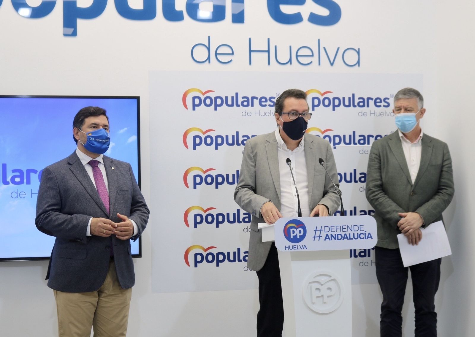 El presidente popular Manuel Andrés González, con el senador José Enrique Sánchez y el diputado Carmelo Romero.