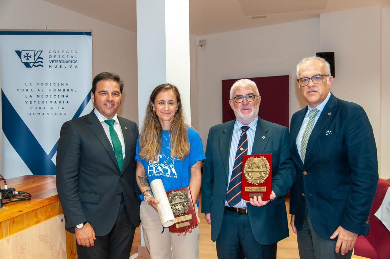 El Colegio de Veterinarios de Huelva premia al guardia civil Andrés Nieto y a la protectora HADA