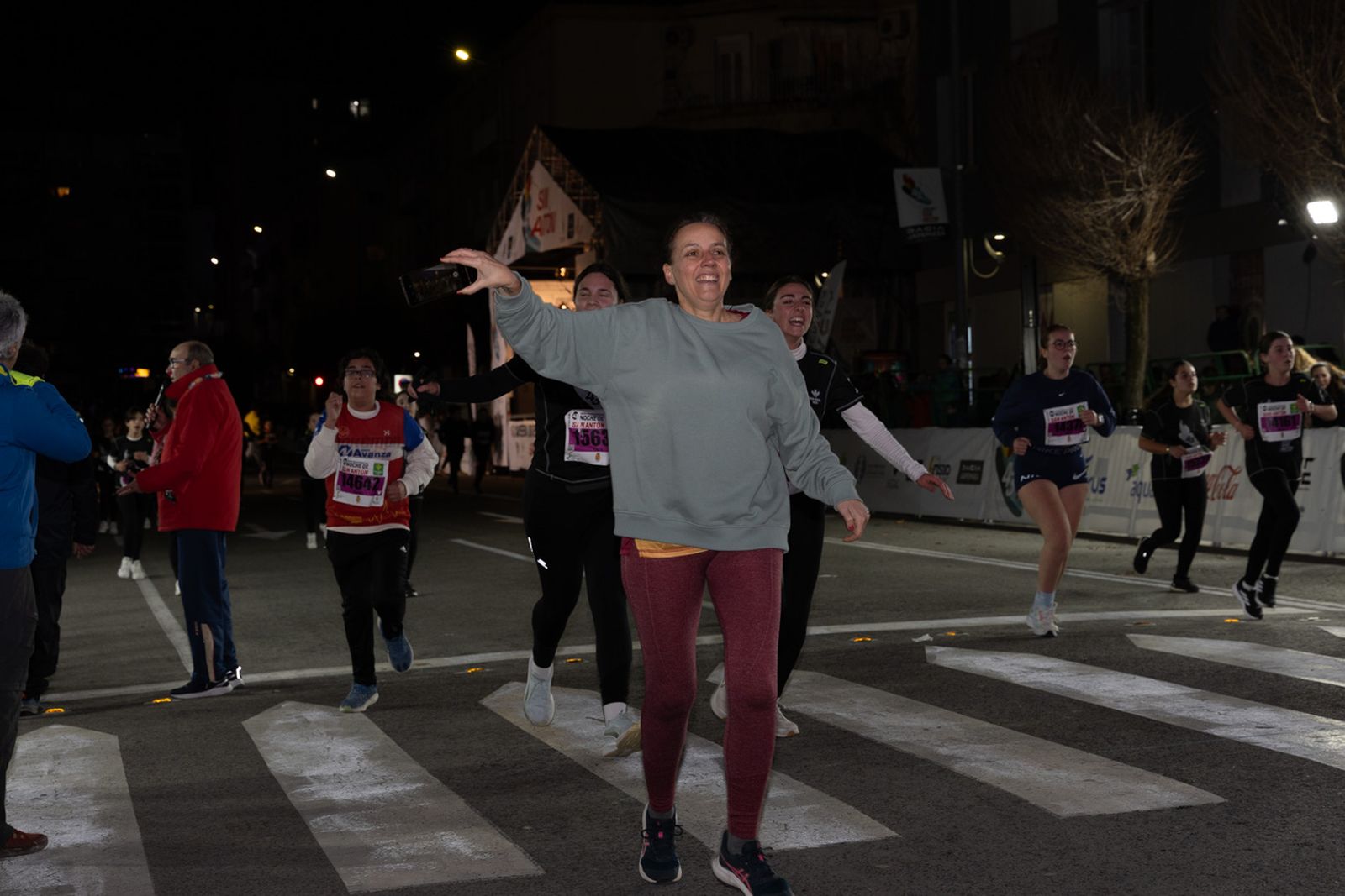 En imágenes: 2.000 atletas brillan con luz propia en la infantil de la Carrera de San Antón 2026