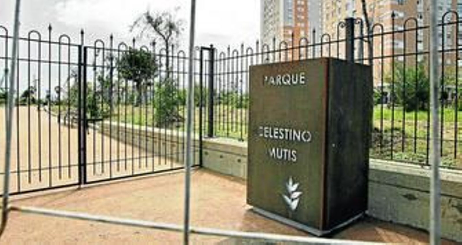 Pequeño monolito en una de las entradas del parque donde puede leerse el nombre de Celestino Mutis.