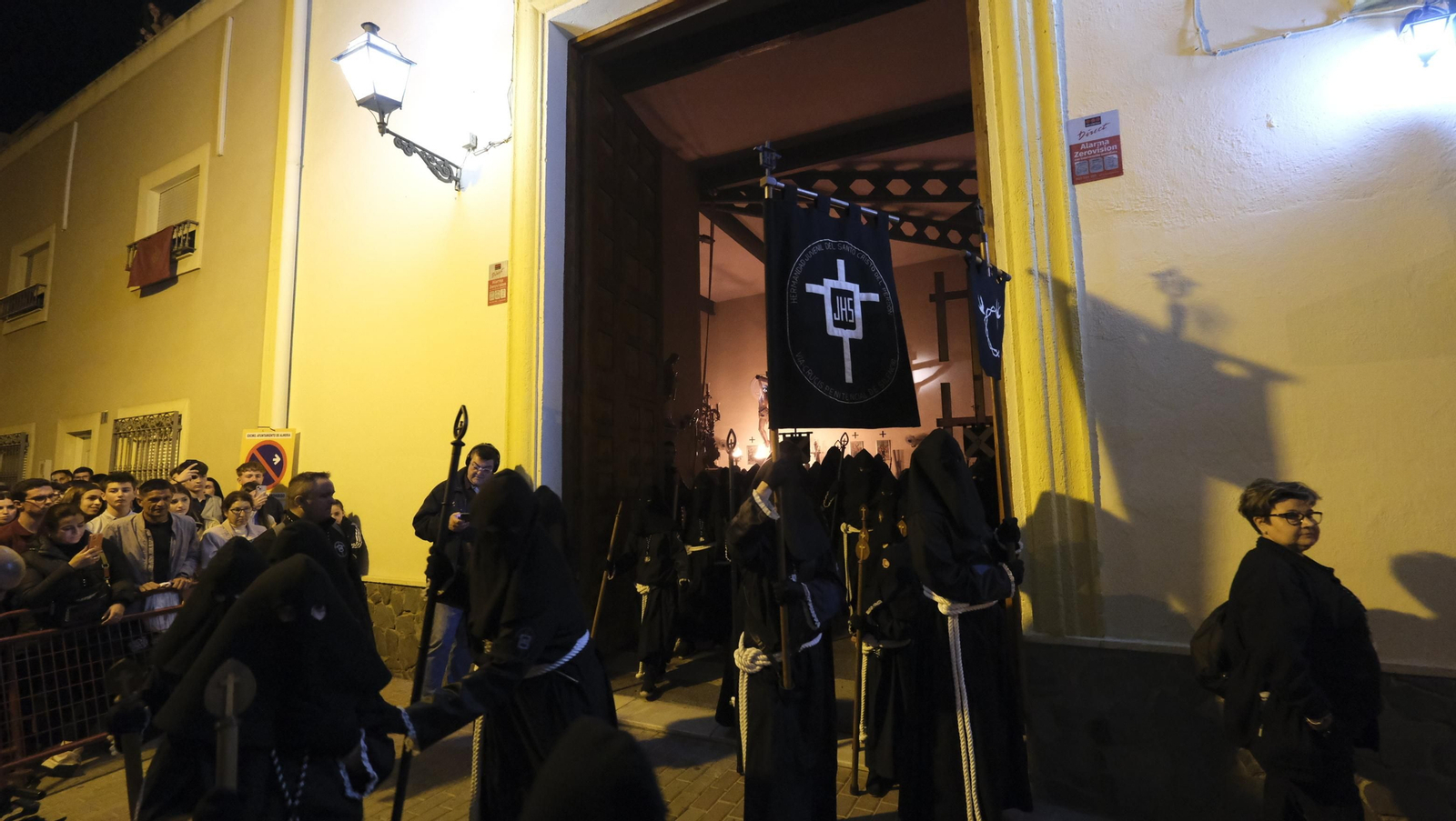 Procesión del Perdón en Almería, en imágenes
