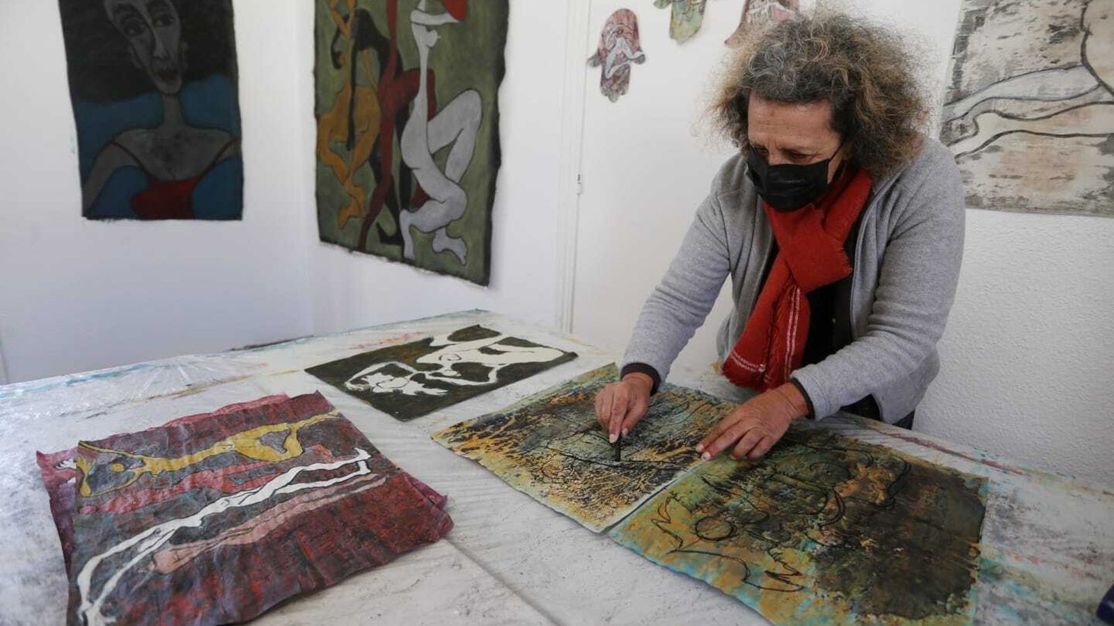 Khadija Tnana trabajando en una de sus obras.