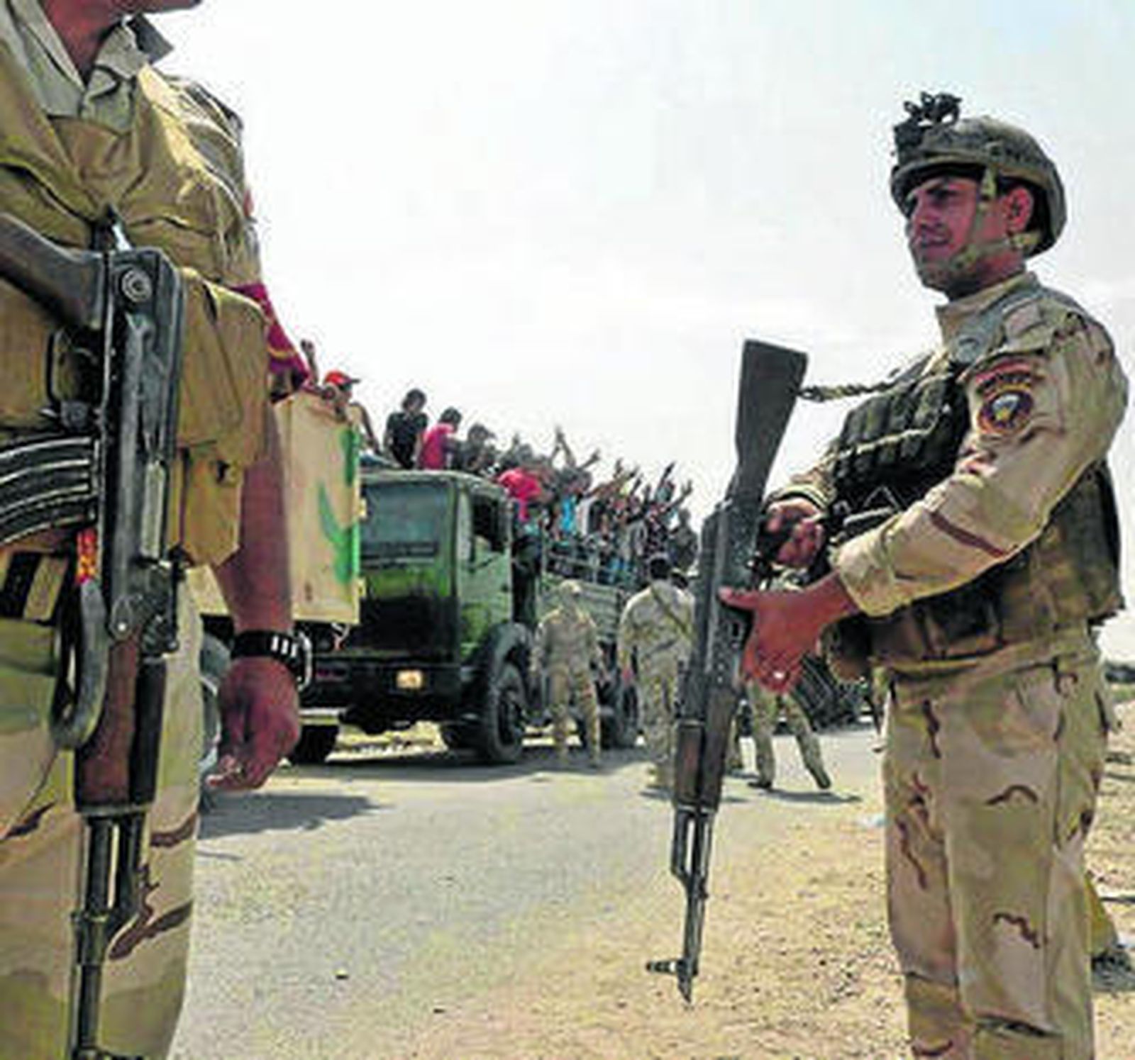 Soldados iraquíes transportan voluntarios a una base en Bagdad.