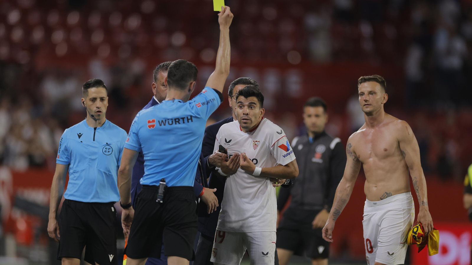 Muñiz Ruiz le muestra la tarjeta amarilla a Acuña tras acabar el partido.