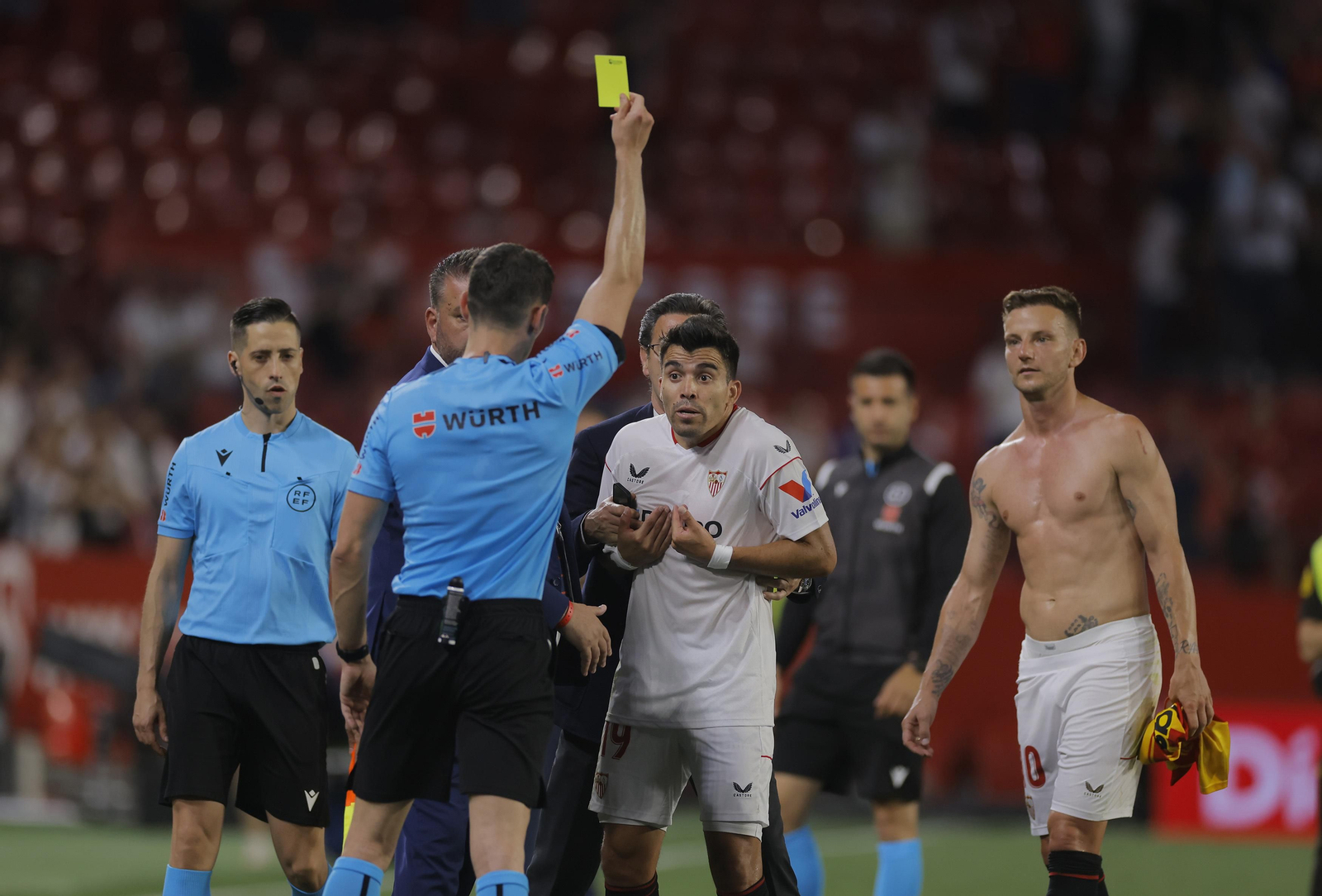 Muñiz Ruiz le muestra la tarjeta amarilla a Acuña en el Sevilla-Girona de la pasada Liga.