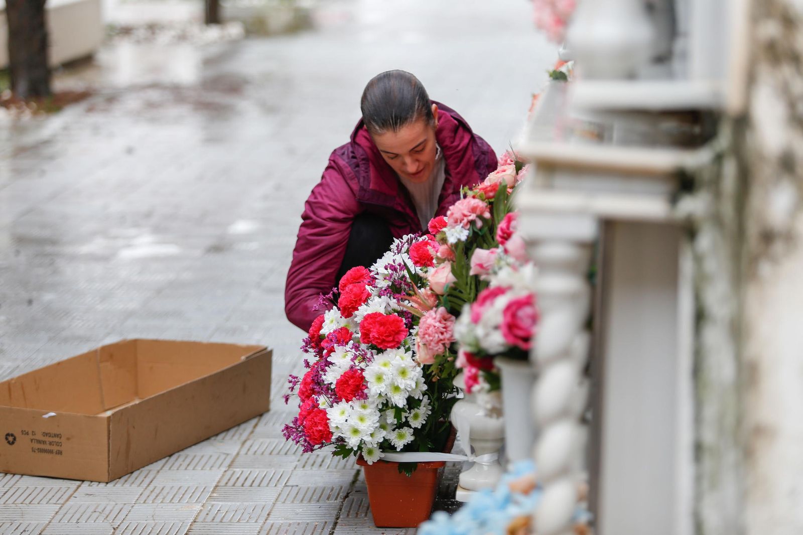 Fotos de los preparativos en el cementerio de La Línea por el Día de Todos los Santos