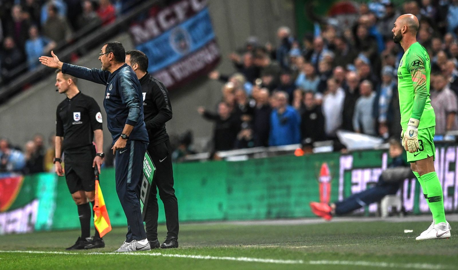 Sarri, dirigiéndose a Kepa mientras Caballero aguarda en banda esperando el cambio