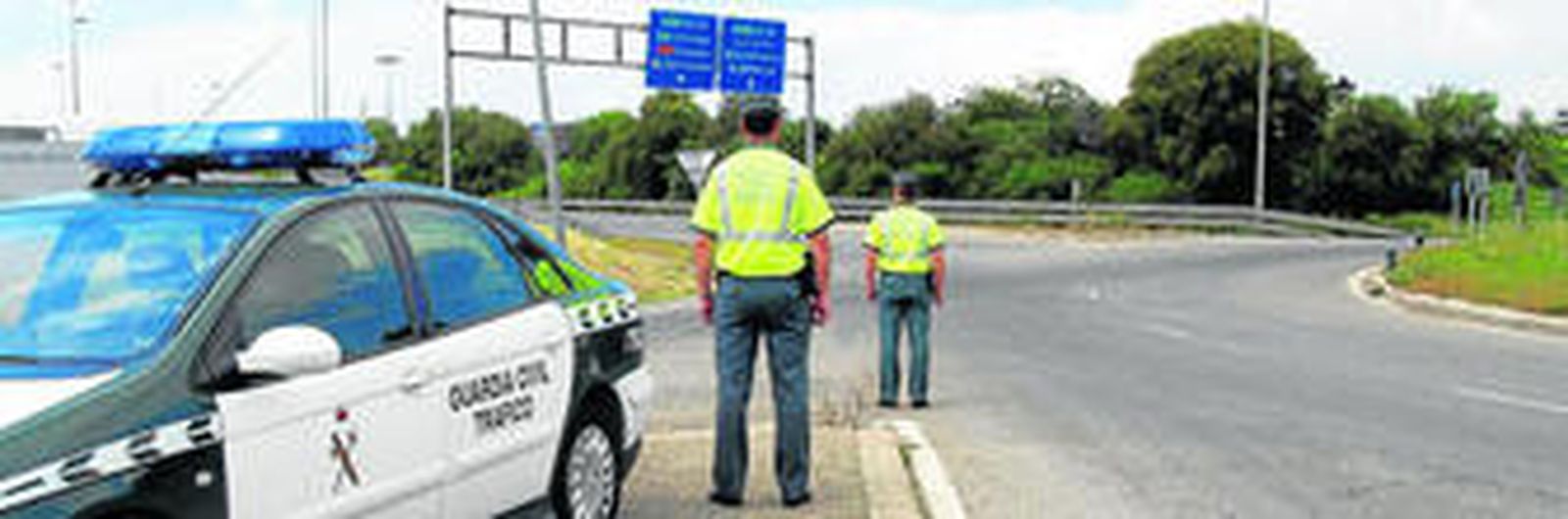 Una pareja de la Guardia Civil en un control de carreteras, en una imagen de archivo.